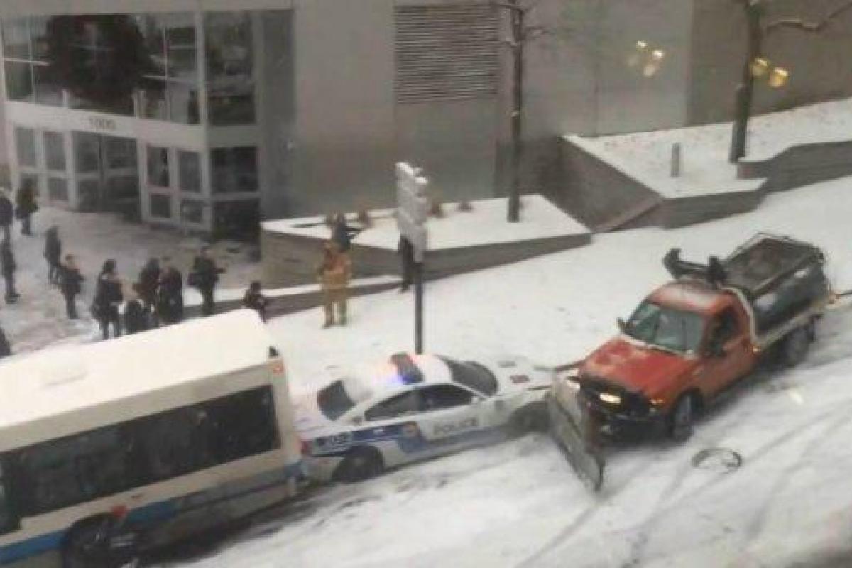 В сети появилось впечатляющее видео массового ДТП в Канаде В сети появилось впечатляющее видео массового ДТП в Канаде