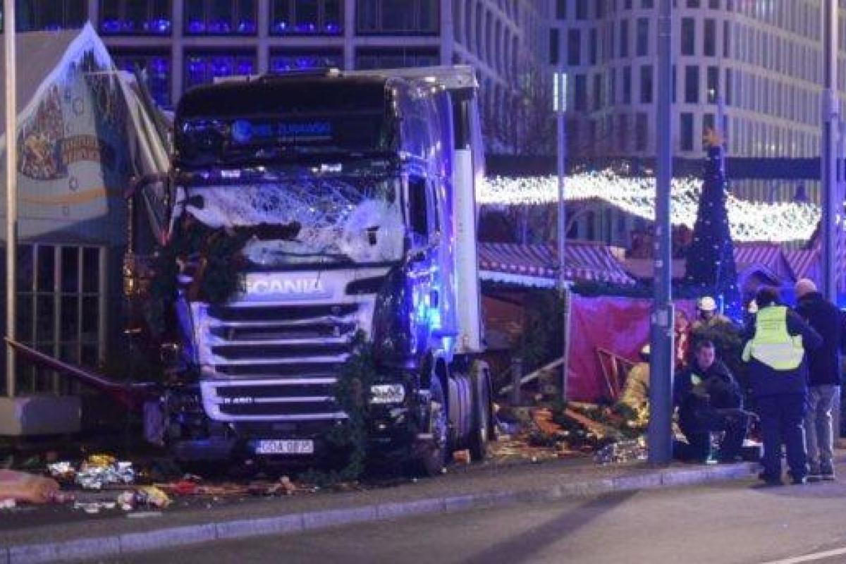 В Берлине задержали водителя грузовика, который въехал в толпу людей В Берлине задержали водителя грузовика, который въехал в толпу людей