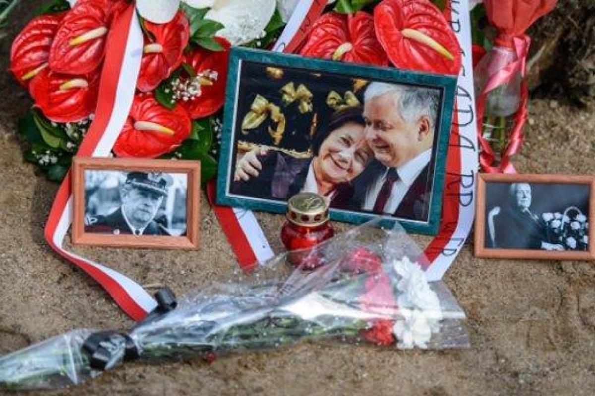 Смоленская катастрофа: Польша требует от России передать записи разговоров из кабины самолета Смоленская катастрофа: Польша требует от России передать записи разговоров из кабины самолета