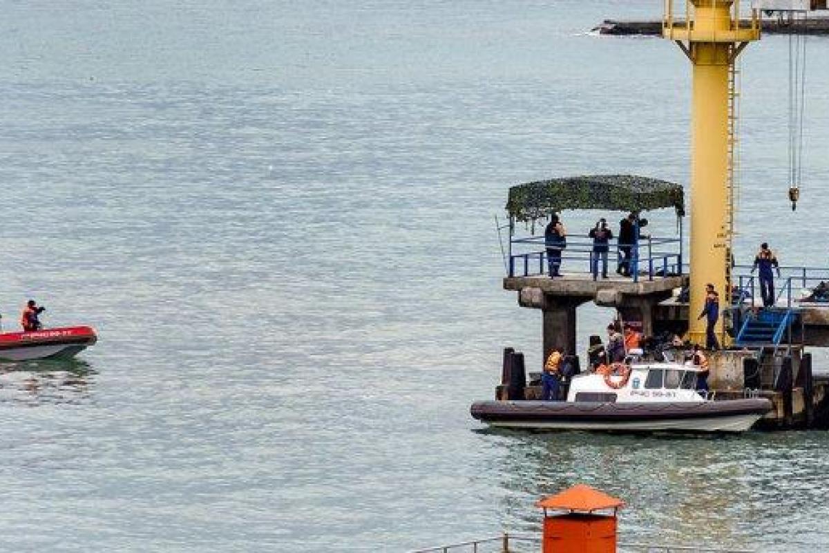 Появилось видео поисковой операции на месте крушения российского Ту-154