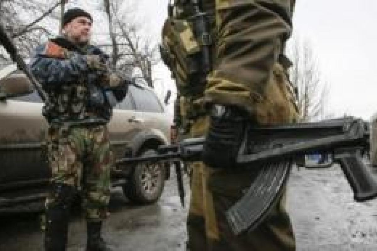 В Дебальцево боевики взламывают квартиры и выносят оттуда награбленное В Дебальцево боевики взламывают квартиры и выносят оттуда награбленное