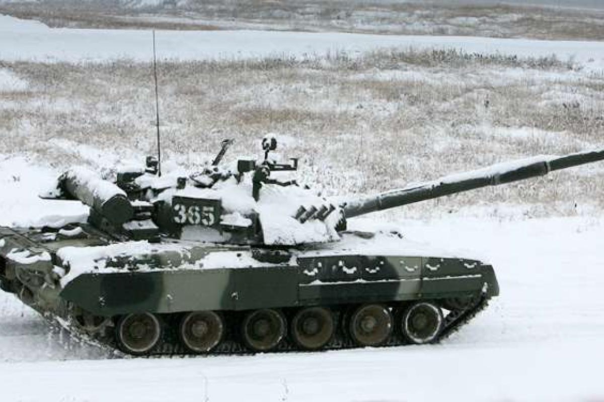 В Ясиноватую боевикам перебросили четыре танка из России