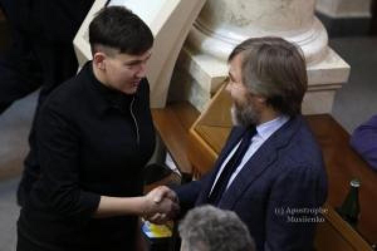 Савченко рассказала, почему пожала руку Новинскому в Раде: украинцы до сих пор возмущены Савченко рассказала, почему пожала руку Новинскому в Раде: украинцы до сих пор возмущены
