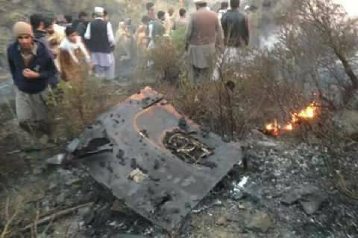 Появились ужасные кадры с места падения пассажирского самолета в Пакистане Появились ужасные кадры с места падения пассажирского самолета в Пакистане