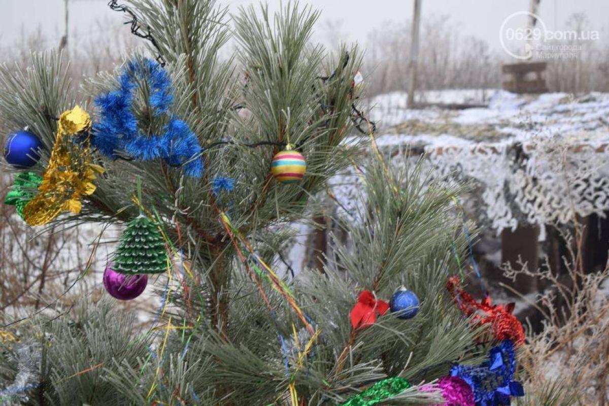 Защитники Мариуполя украсили елки на позициях 