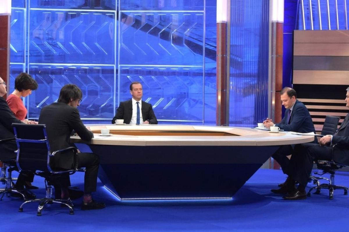 Дмитрий Медведев рассказывает про экономику России поговорками