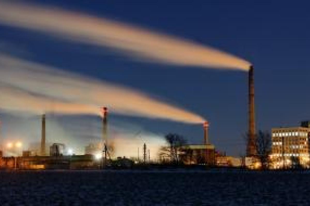 Обстрелы довели Авдеевку до катастрофы: АКХЗ на грани остановки, жители готовятся зимовать без отопления