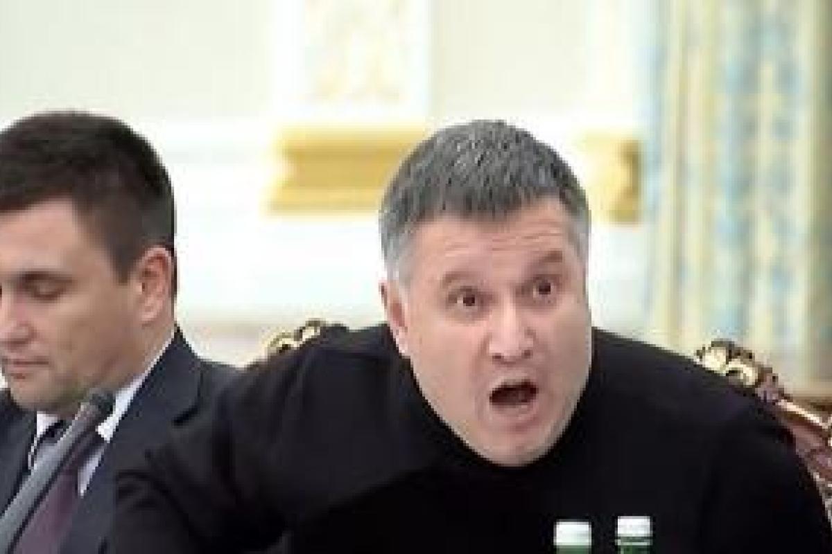 Аваков обозвал Саакашвили "самолюбивым павлином" и огорчился, что в этот раз ни у кого не нашлось водички