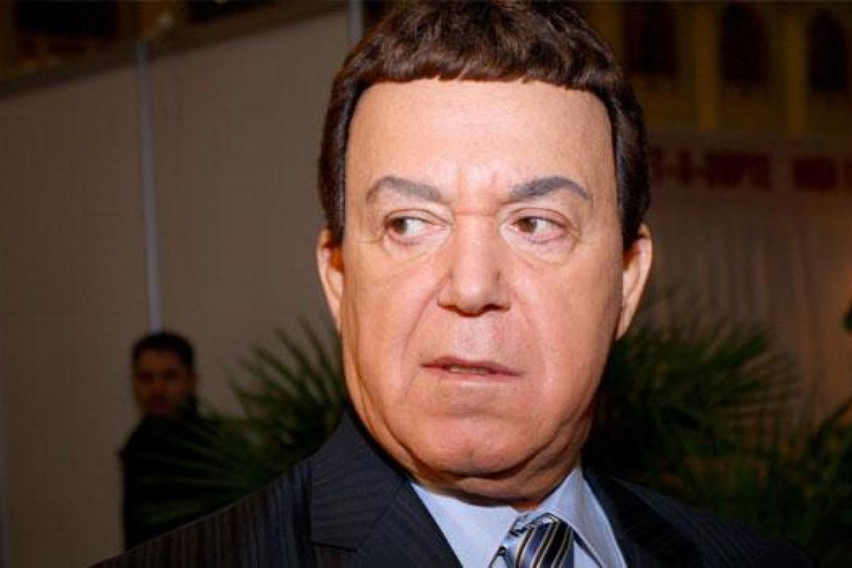 Выяснилось, что в разбившемся самолете должен был лететь Кобзон Выяснилось, что в разбившемся самолете должен был лететь Кобзон