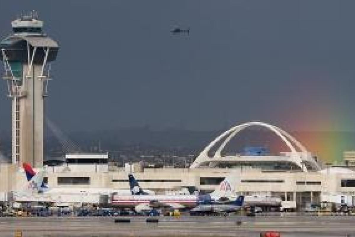 В аэропорту Лос-Анджелеса существует угроза взрыва: могут быть заминированы сразу три терминала