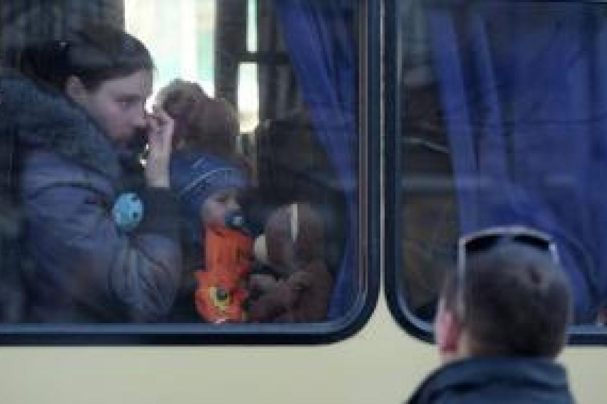 Жителей поселка под Горловкой эвакуировали из-за непрекращающихся обстрелов Жителей поселка под Горловкой эвакуировали из-за непрекращающихся обстрелов