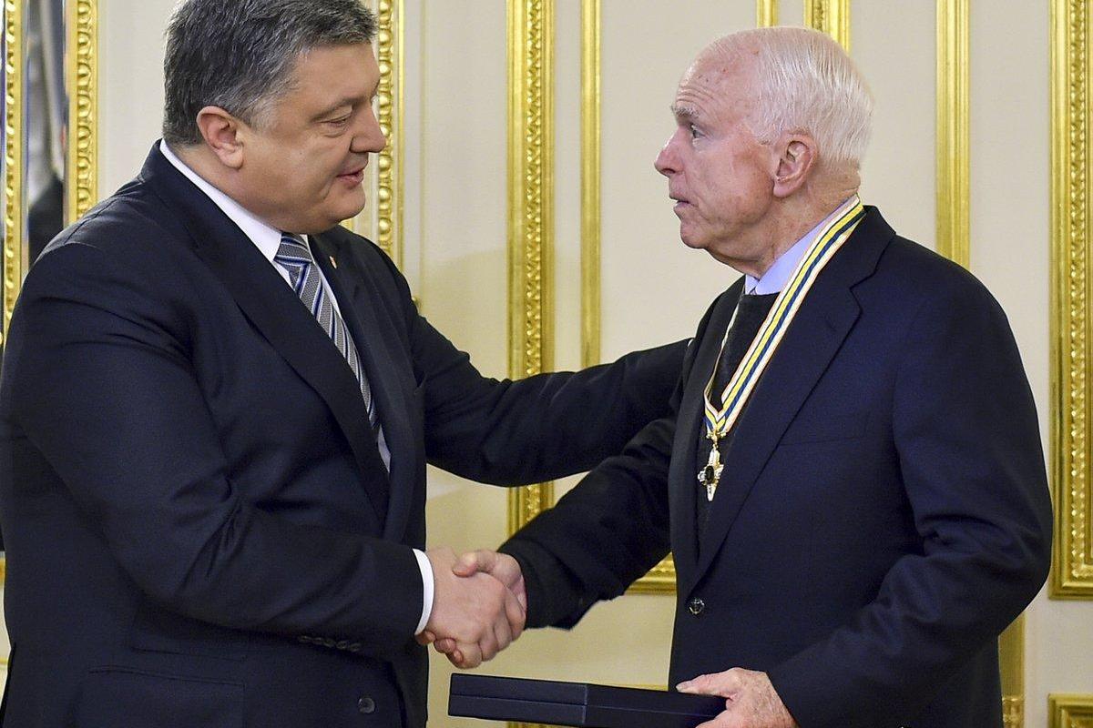Порошенко вручил государственные награды сенаторам США Порошенко вручил государственные награды сенаторам США