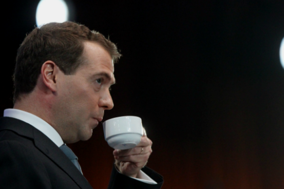 Медведев заявил, что в новогоднюю ночь будет есть только российские продукты Медведев заявил, что в новогоднюю ночь будет есть только российские продукты