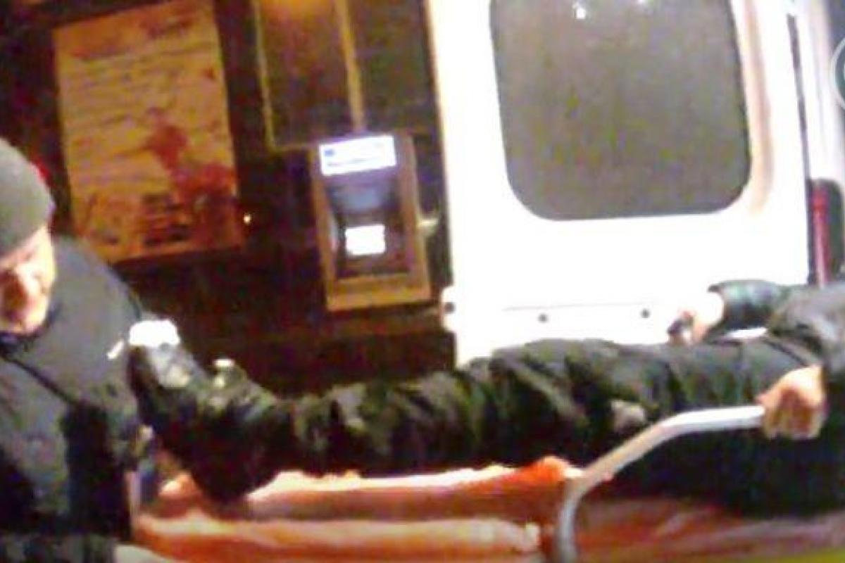 ЧП в Мариуполе: 12-летний мальчик выпал из маршрутки ЧП в Мариуполе: 12-летний мальчик выпал из маршрутки