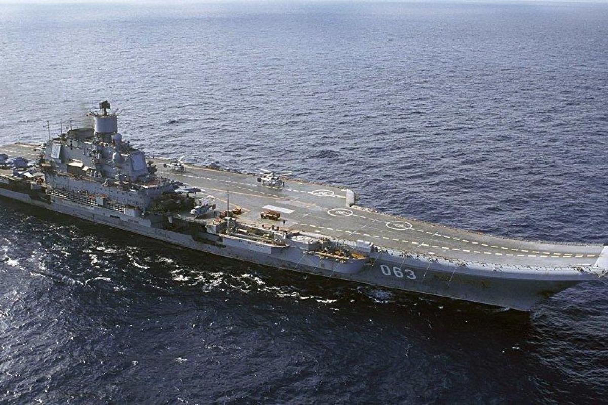 "Адмирал Кузнецов" снова несет потери: Су-33 рухнул в воду после полета "Адмирал Кузнецов" снова несет потери: Су-33 рухнул в воду после полета