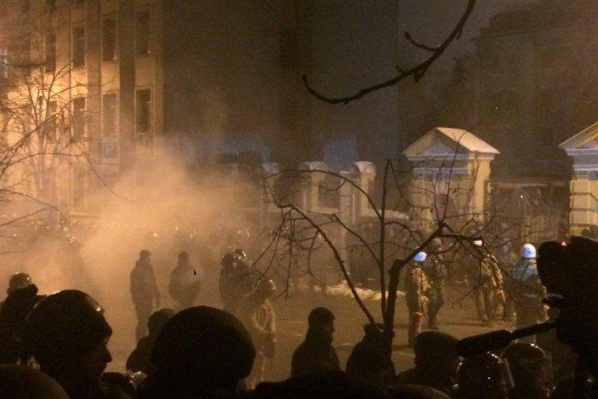 Под АП все в дыму: националисты пытаются "выкурить" Порошенко дымовыми шашками Под АП все в дыму: националисты пытаются "выкурить" Порошенко дымовыми шашками