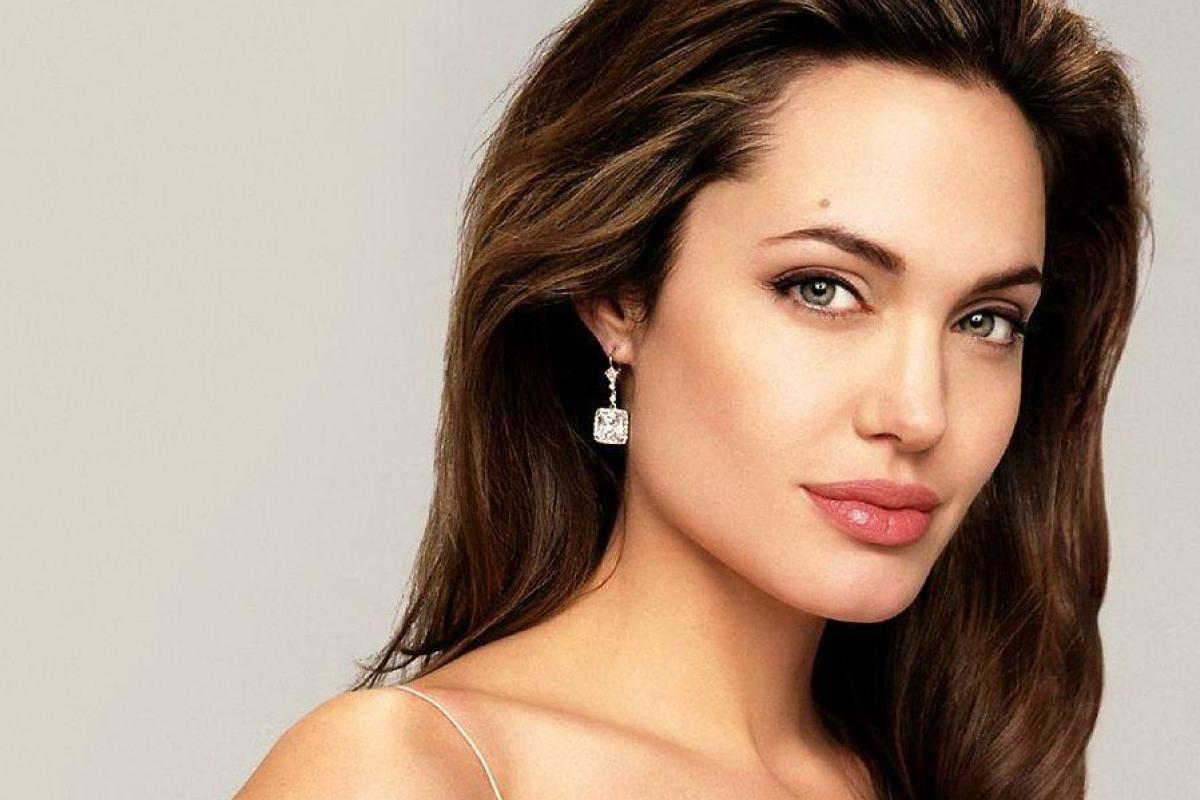 Анджелина Джоли после развода срывает злость на брате