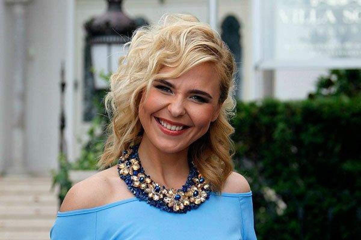 Беременную Пелагею "подловили" на хоккейном матче