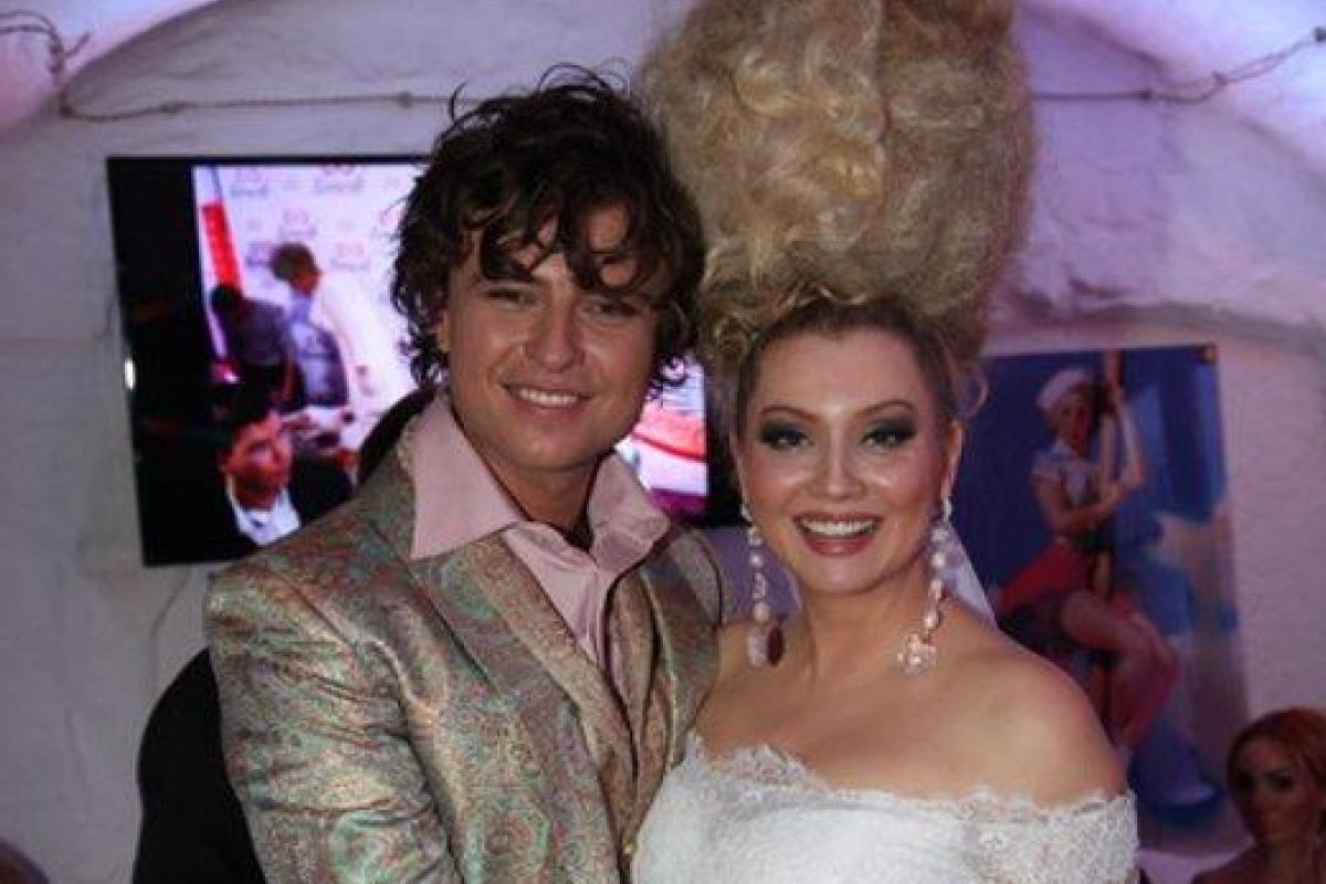 Прохор Шаляпин и Лена Ленина "зажигали" с полуобнаженными парнями и девушками: в дом нагрянула полиция