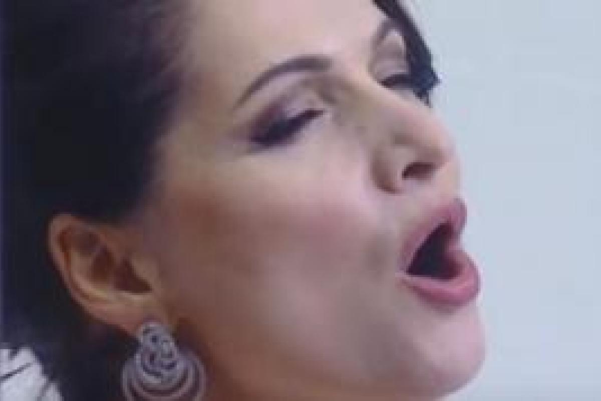 Народная артистка России оконфузилась во время исполнения гимна на хоккейном матче