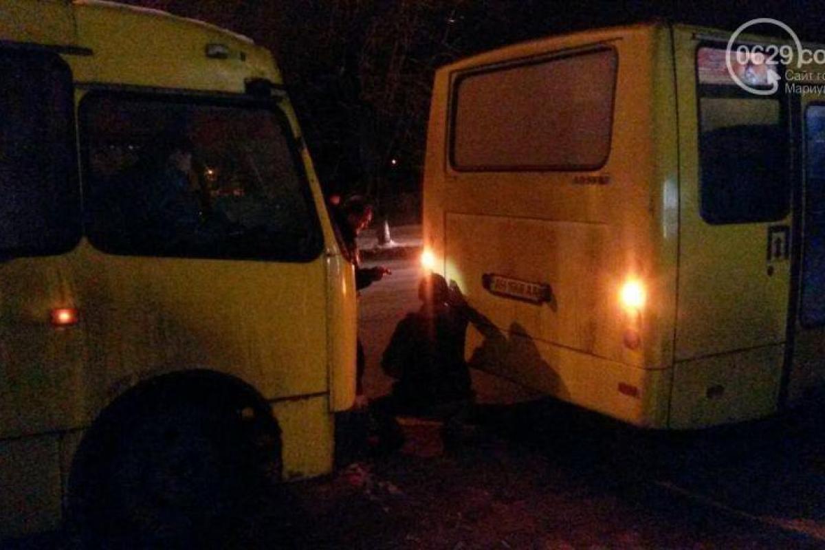 В Мариуполе столкнулись две маршрутки В Мариуполе столкнулись две маршрутки