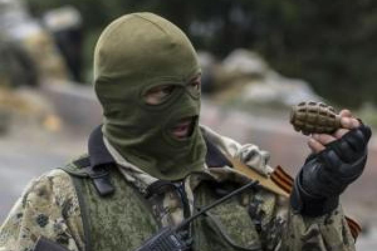 В Докучаевске произошел шокирующий инцидент: боевик "ДНР" решил пошутить на свадьбе с гранатой и лишился руки