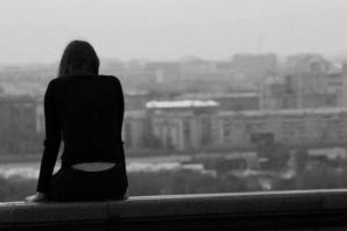 В Мариуполе школьница спрыгнула с крыши многоэтажки: стали известны шокирующие подробности В Мариуполе школьница спрыгнула с крыши многоэтажки: стали известны шокирующие подробности