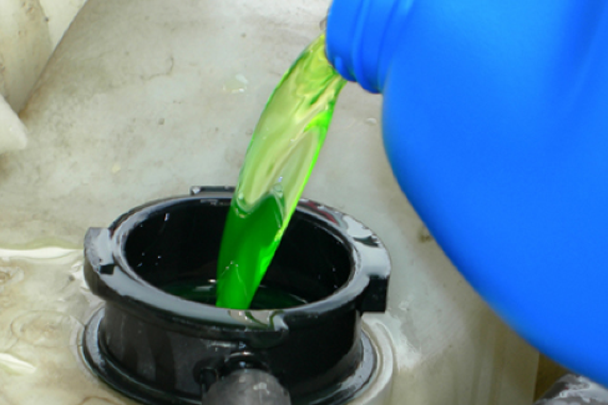 На смену "Боярышнику" пришла "незамерзайка": в России 4 человека умерли от выпитого антифриза