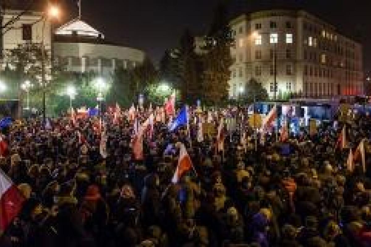 Появились шокирующие кадры протеста в Варшаве: в центр города стянуто большое количество силовиков