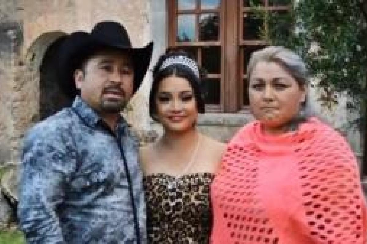 В мексиканской деревне отец пригласил на день рождения дочери 1,2 миллиона гостей В мексиканской деревне отец пригласил на день рождения дочери 1,2 миллиона гостей