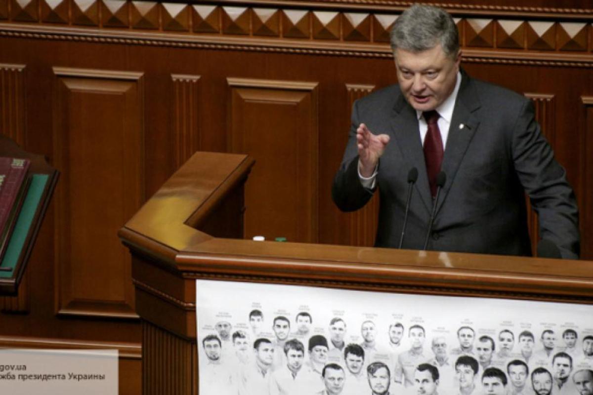 Украинцы попросили Президента не поздравлять их с Новым годом