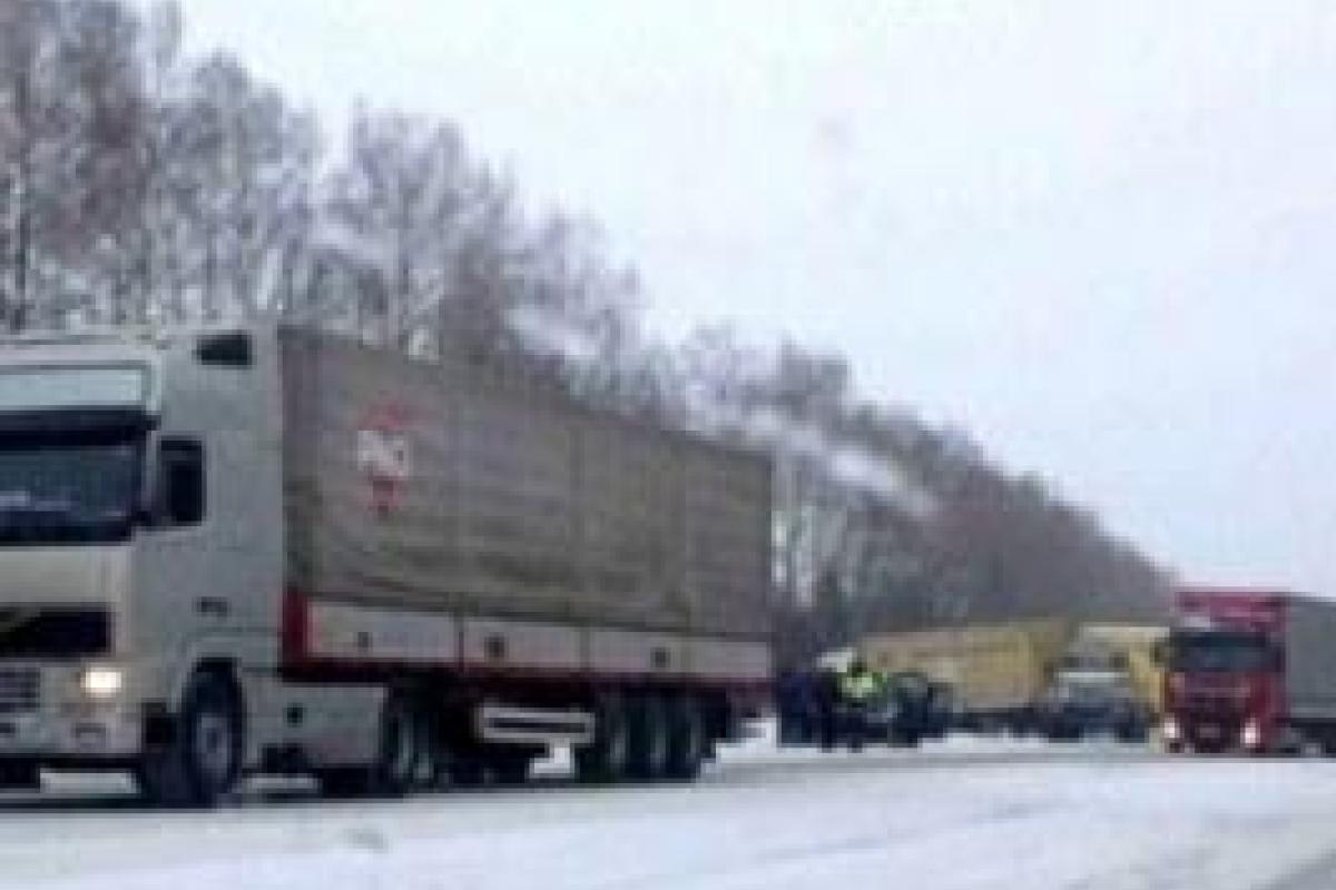 В Украине ограничено движение грузовиков из-за снегопадов В Украине ограничено движение грузовиков из-за снегопадов