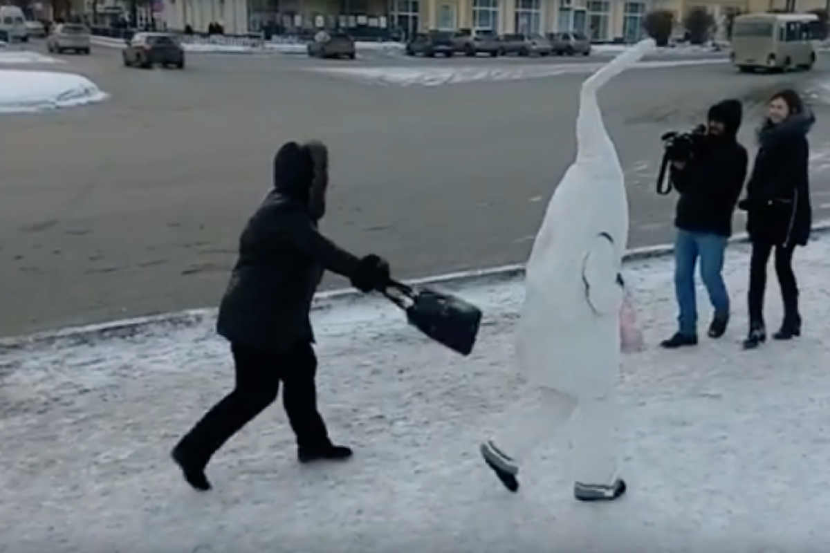 Сеть взорвало видео: россиянка напала на ходячий сперматозоид Сеть взорвало видео: россиянка напала на ходячий сперматозоид