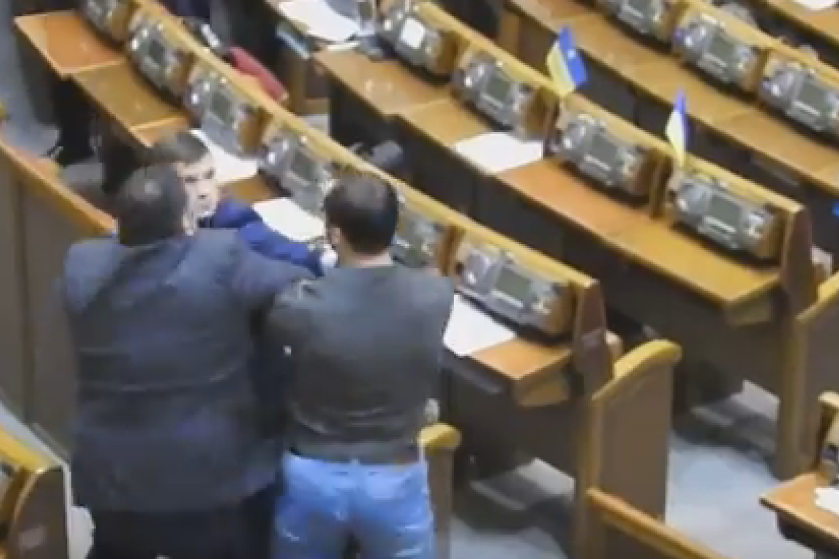 Народные депутаты Украины не смогли закончить 2016 год без драки Народные депутаты Украины не смогли закончить 2016 год без драки