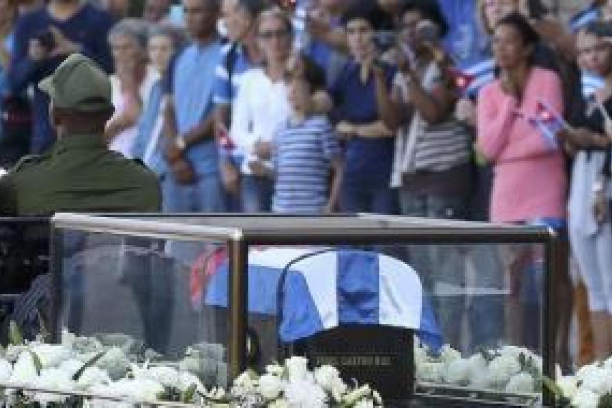 На Кубе завершается прощание с команданте Фиделем Кастро На Кубе завершается прощание с команданте Фиделем Кастро