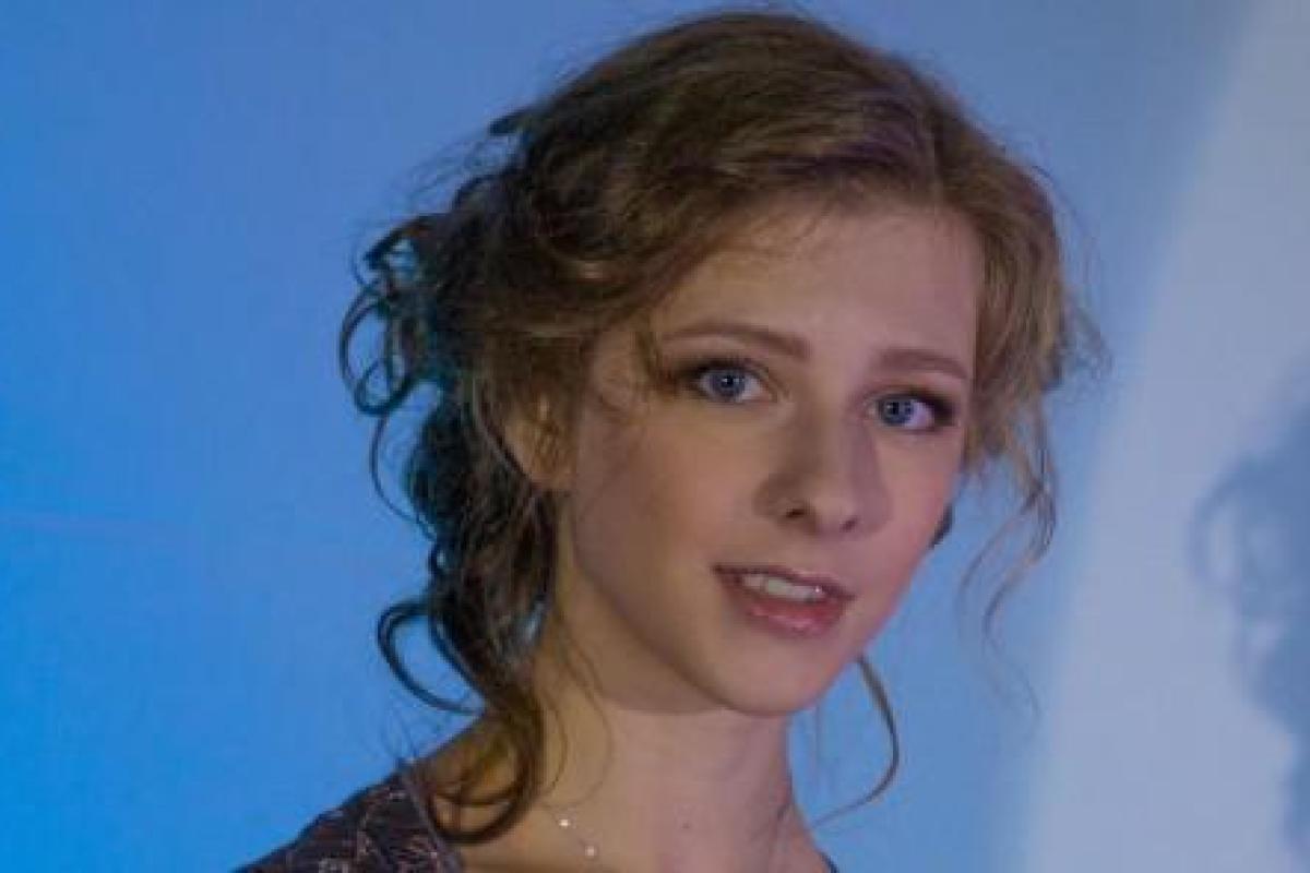 Актриса Лиза Арзамасова поразила публику своим нарядом