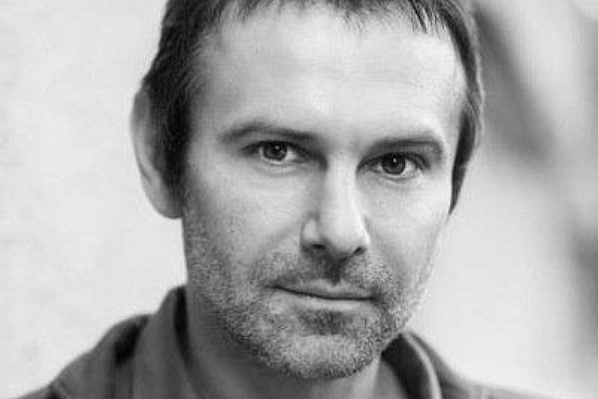 Святослав Вакарчук развернул флаг Украины с надписью "Донецк" на концерте в Варшаве