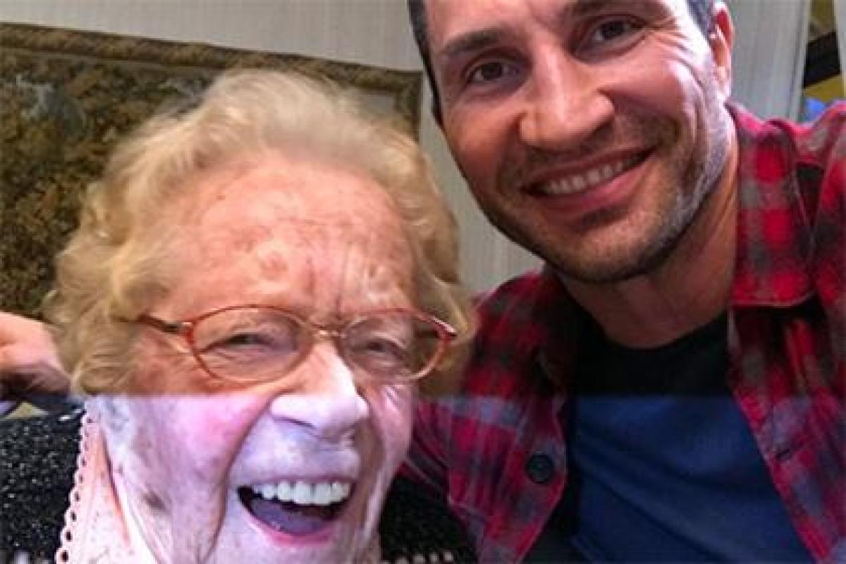 Кличко встретился со своей 110-летней фанаткой