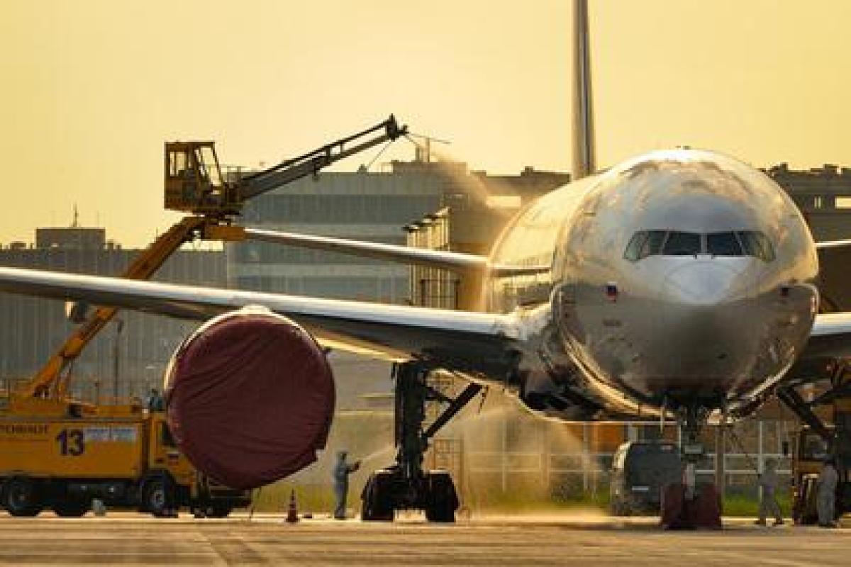 В московском аэропорту столкнулись два самолета