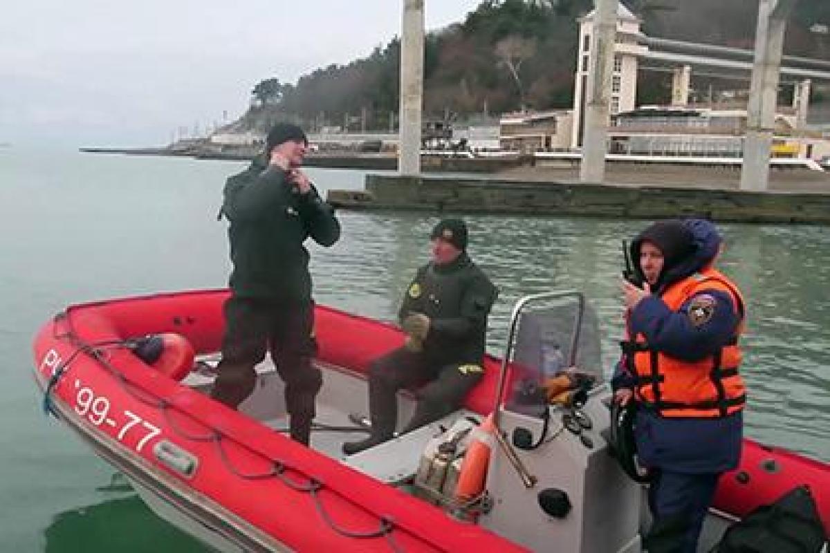 На месте падения Ту-154 из воды достали еще три тела