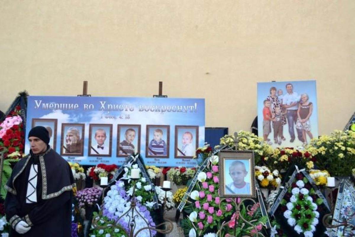 В Одессе простились с многодетной семьей, погибшей страшной смертью