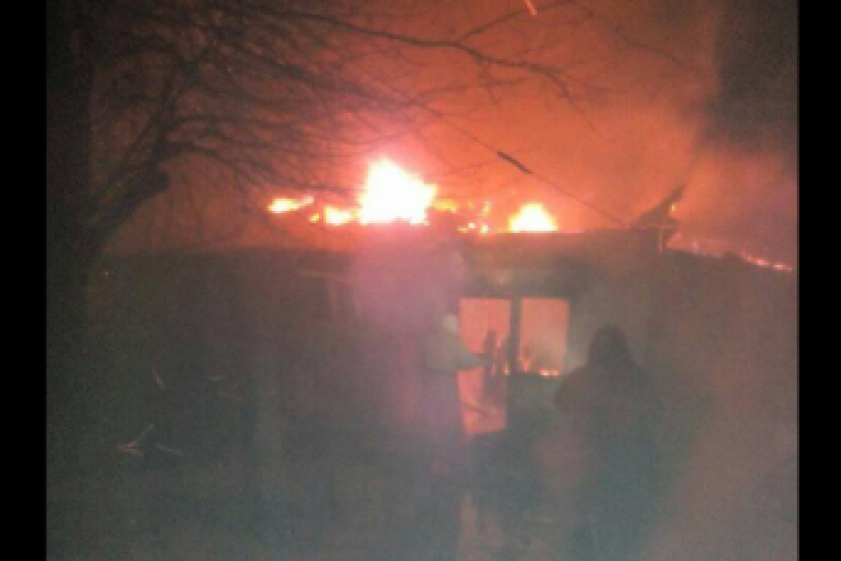 В результате вечернего обстрела в Красногоровке горит жилой дом В результате вечернего обстрела в Красногоровке горит жилой дом