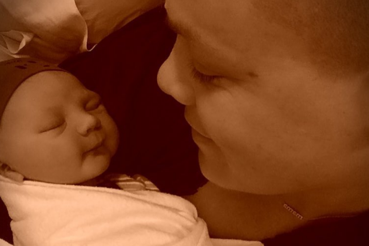 Певица Пинк показала новорожденного сына