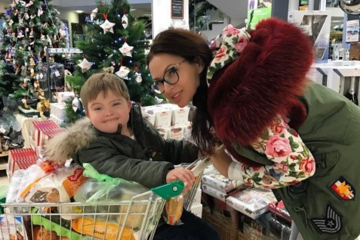 Эвелина Бледанс показала, как они с сыном затариваются новогодними покупками