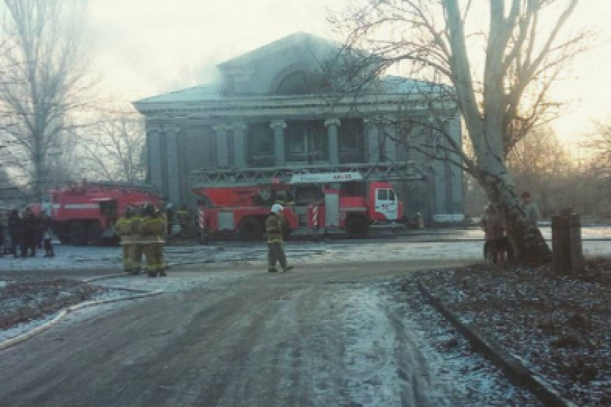 В Макеевке загорелось здание Дворца культуры - соцсети В Макеевке загорелось здание Дворца культуры - соцсети