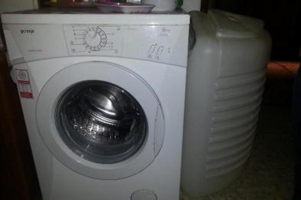 Житель Мариуполя греет воду в стиральной машине, чтобы искупаться