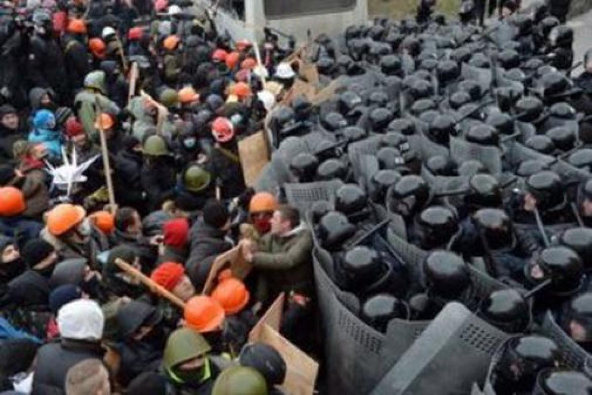 В Киеве во время митинга активисты подрались с представителями правоохранительных органов