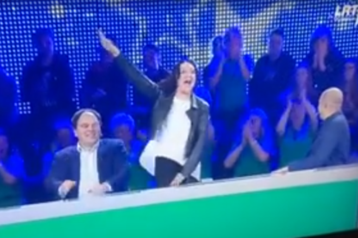 Скандал в Литве: шоу "Угадай мелодию" закрыли из-за нацистского жеста в прямом эфире Скандал в Литве: шоу "Угадай мелодию" закрыли из-за нацистского жеста в прямом эфире