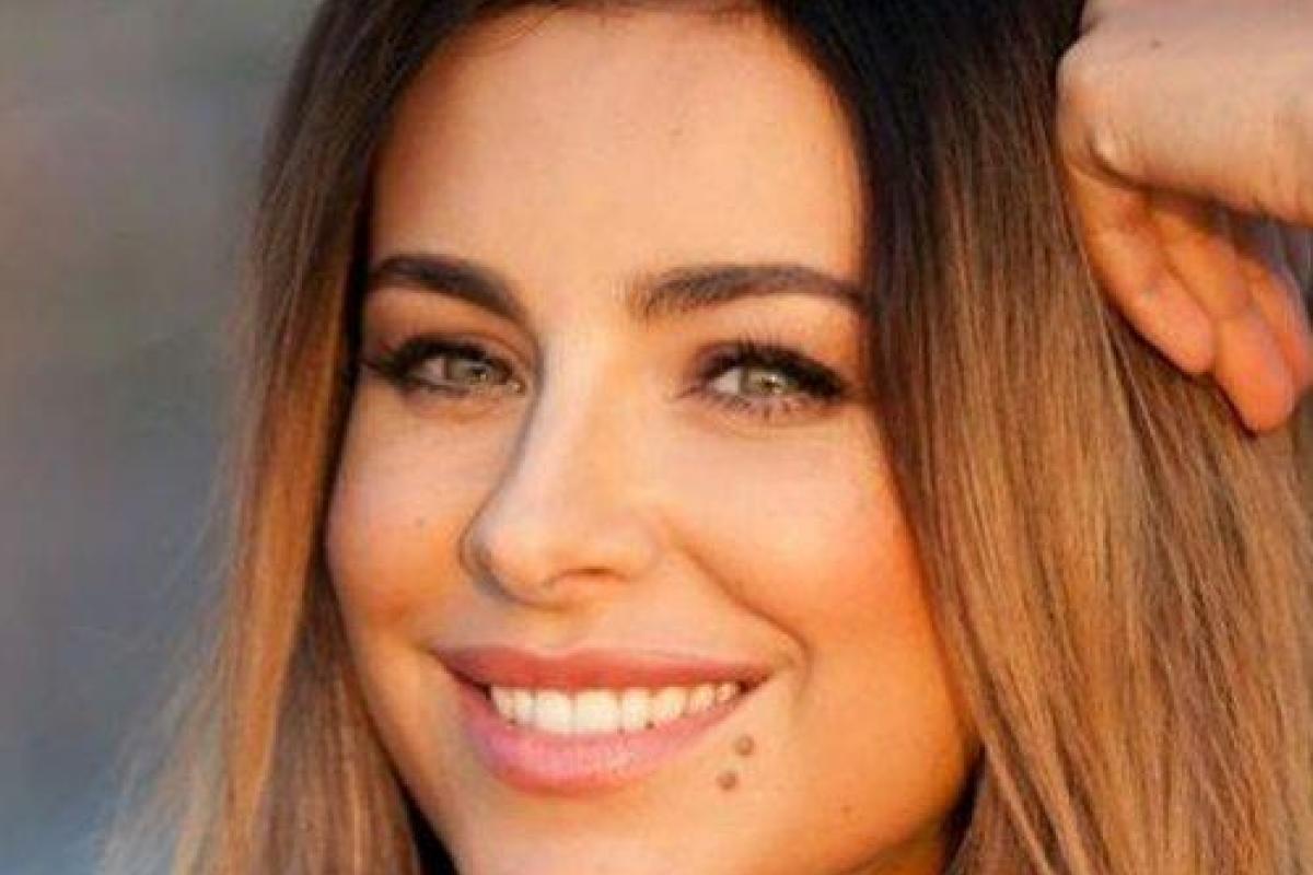 Ани Лорак показала пляжное фото в соблазнительных шортах