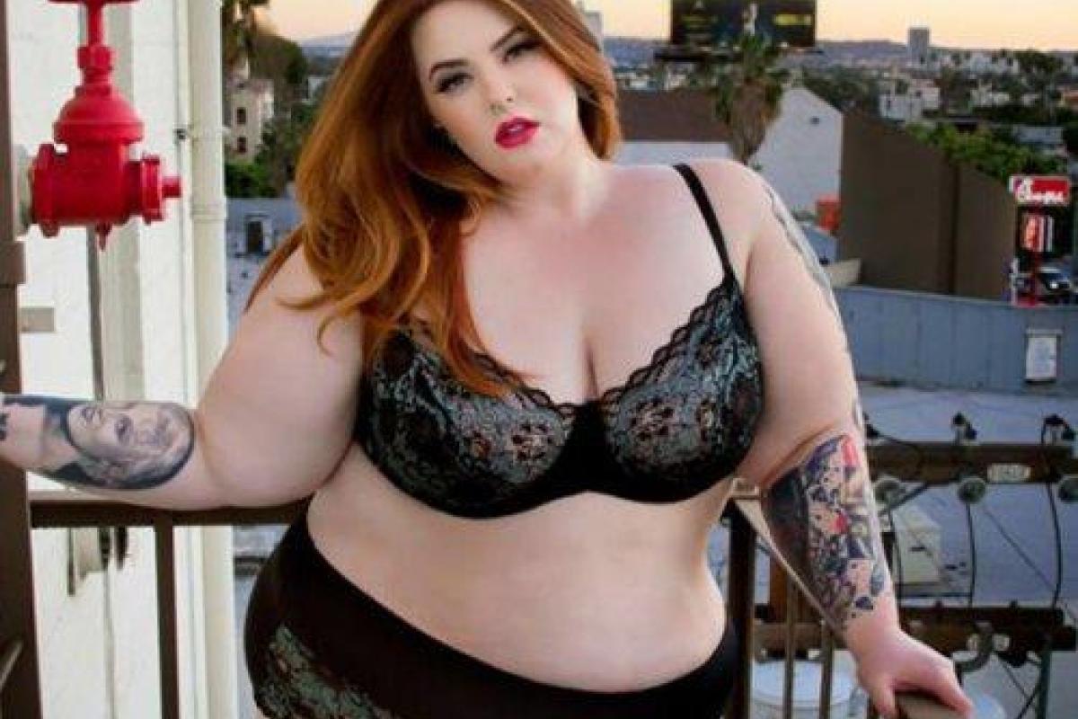 Модель Тесс Холлидей во время митинга кормила ребенка грудью: пользователи Сети остались недовольны Модель Тесс Холлидей во время митинга кормила ребенка грудью: пользователи Сети остались недовольны